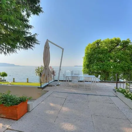 33 Rose Apartment Gardone Riviera